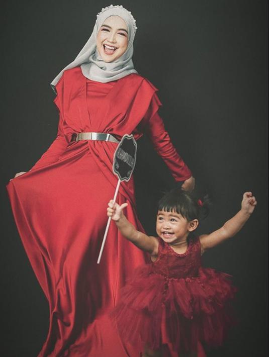 Pamer tawa bahagia, ibu dan anak ini kompak. Moana memang dikenal aktif, tak heran jika saat pemotretan banyak jepretan menarik tingkah lucu Moana. Foto-foto Ricis dan anaknya ini diabadikan oleh Askar Photography. Meski sudah banyak bukti jika rumah tangganya dengan Ryan retak, Ricis tetap diam dan memilih untuk nikmati momen bareng Moana. (Liputan6.com/IG/@riaricis1795)