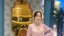 Hesti kemudian memadukan baju kurungnya dengan kain warna mauve. Penampilannya semakin sempurna dengan aksesori rambut dan bros warna emas. [@hestipurwadinata]