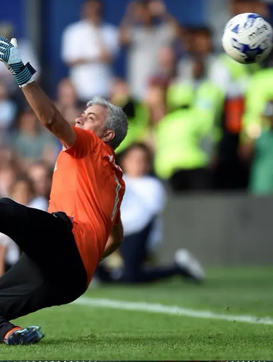 Aksi Jose Mourinho saat menjadi kiper pada sebuah pertandingan amal sepak bola untuk mengumpulkan dana bagi korban di Grenfell Tower di stadion Loftus Road QPR di London, (2/8). (Instagram/josemourinho54)