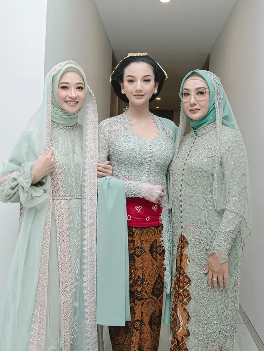 Poppy juga mengunggah foto bertiga bersama kakak iparnya yang juga ibu dari Glenca dalam balutan kebaya kurung. [@poppybungariphat]