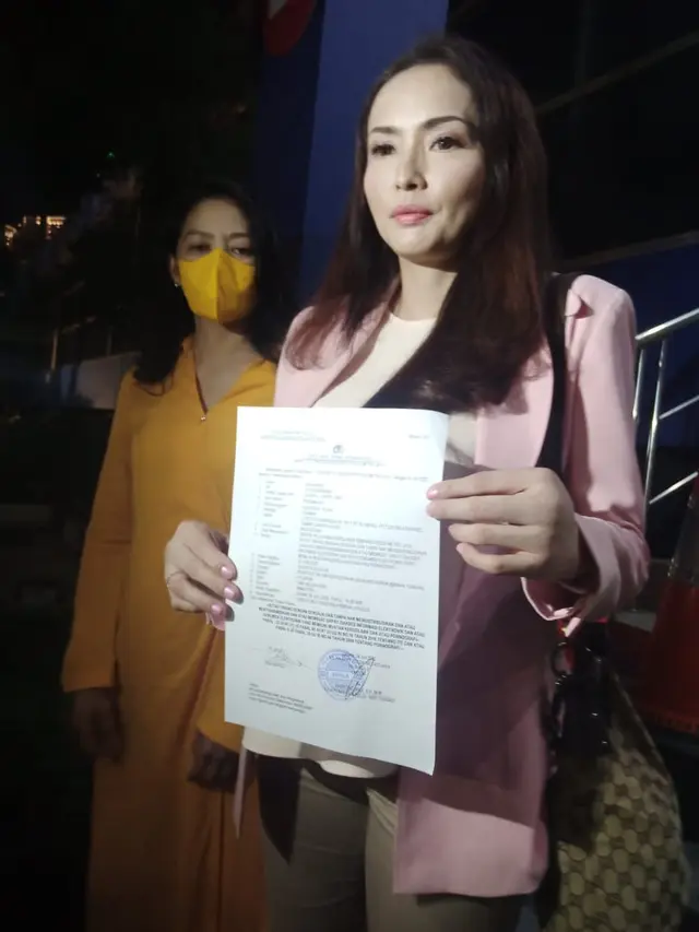 Chacha Marisa bersama pengacaranya lapor ke Polda Metro Jaya, Senin (4/7/2022) malam.