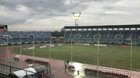 Tribune Stadion Thuwunna, Yangon melompong saat laga Piala AFF U-18 2017 yang mempertemukan Filipina vs Timnas Indonesia U-19, Kamis (7/9/2017). Penonton bisa dihitung dengan jari. (Bola.com/Aning Jati)