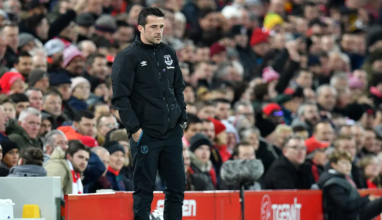 Pelatih Everton asal Portugal, Marco Silva melihat pemainnya bertanding melawan Liverpool pada pertandingan Liga Inggris di stadion Anfield (4/12/2019).  Marco Silva dipecat Everton setelah timnya kalah 5-2 dari Liverpool. (AFP/Paul Ellis)