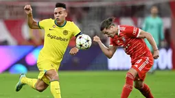 Gelandang Bayern Muenchen, Marcel Sabitzer berebut bola dengan penyerang Inter Milan, Lautaro Martinez pada pertandingan Grup C Liga Champions di Allianz Arena di Munich, Jerman pada 1 November 2022. Sabitzer merupakan gelandang berkebangsaan Austria yang telah memainkan 443 pertandingan pada level klub di Eropa, termasuk 54 pertandingan bersama Bayern Munich sejak Agustus 2021. (AFP/CHRISTOF STACHE)