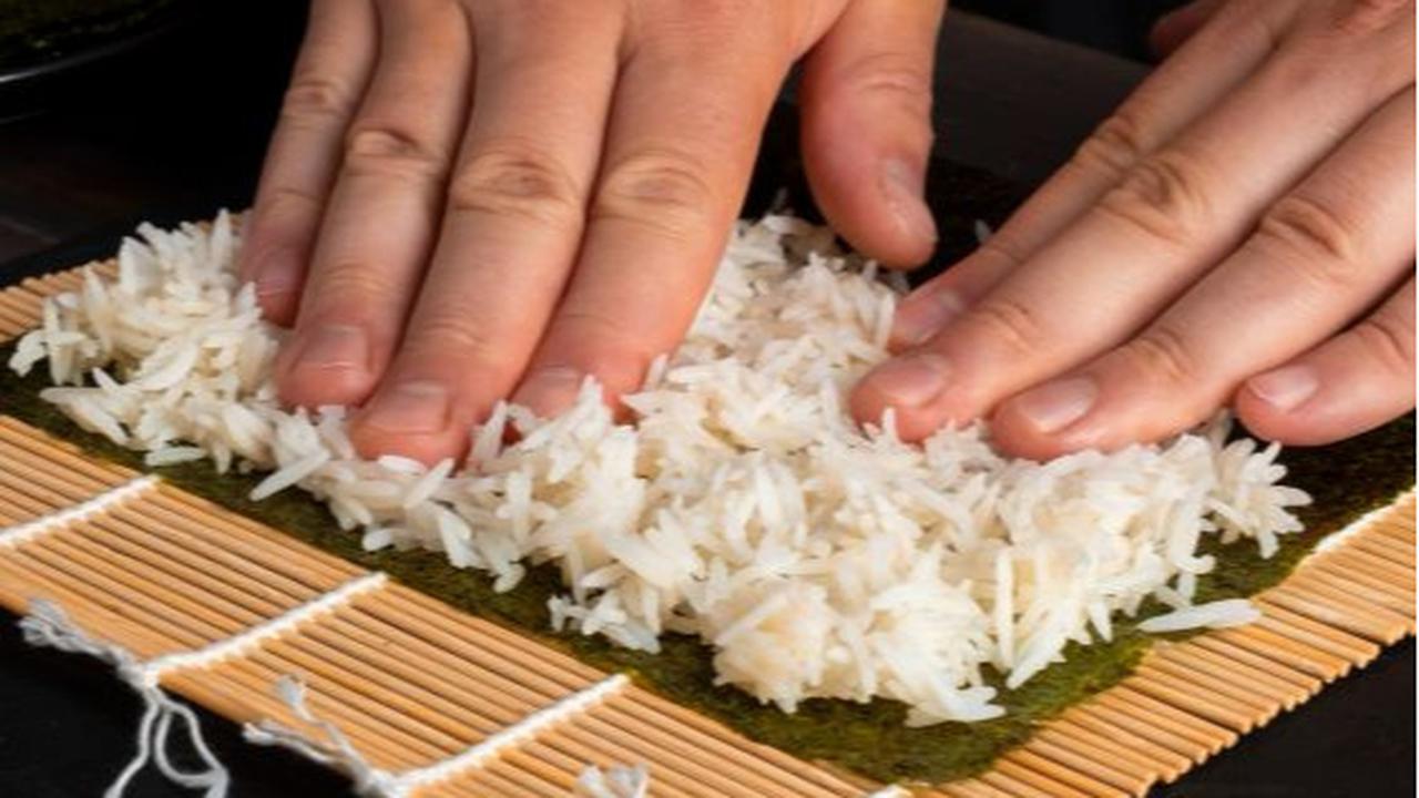 Ini adalah tanda penghargaan terhadap usaha mereka dalam menyajikan hidangan untukmu. Hindari juga membuat genangan nasi dalam mangkuk kecap asin untuk menjaga kebersihan.
