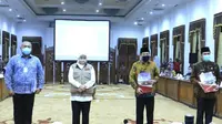 Penyerahan Pergub Jatim dan SK Gubernur Jatim pada Kamis, 23 April 2020 terkait rencana penerapan PSBB Surabaya raya. (Foto: Liputan6.com/Dian Kurniawan)