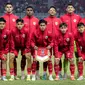 Para pemain starting XI Timnas Indonesia U-19 berfoto bersama jelang dimulainya laga final Piala AFF U-19 2024 menghadapi Thailand U-19 di Stadion Gelora Bung Tomo, Surabaya, Senin (29/7/2024). (Bola.com/Bagaskara Lazuardi)