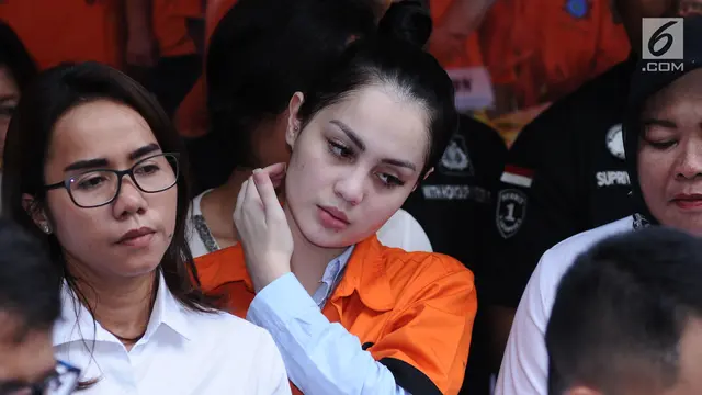 Kado Tahun Baru, Jennifer Dunn Kenakan Baju Tahanan No 09
