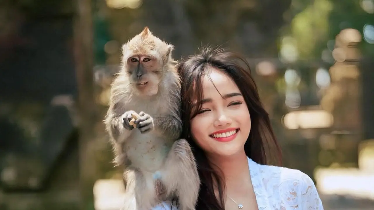 Fuji Utami foto bareng bestie di Bali