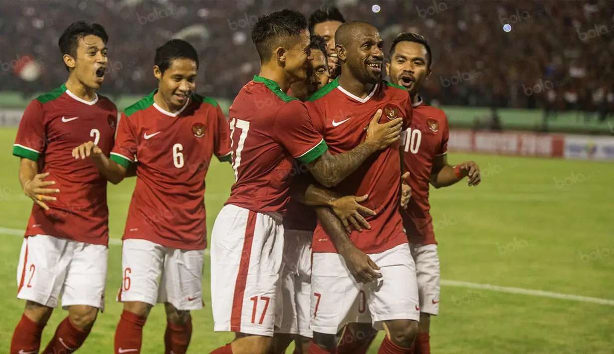 Para pemain Indonesia merayakan gol yang dicetak Boaz Solossa ke gawang Malaysia. Gol Indonesia tercipta dua melalui Boaz dan satu lagi oleh Irfan Bachdim. (Bola.com/Vitalis Yogi Trisna)