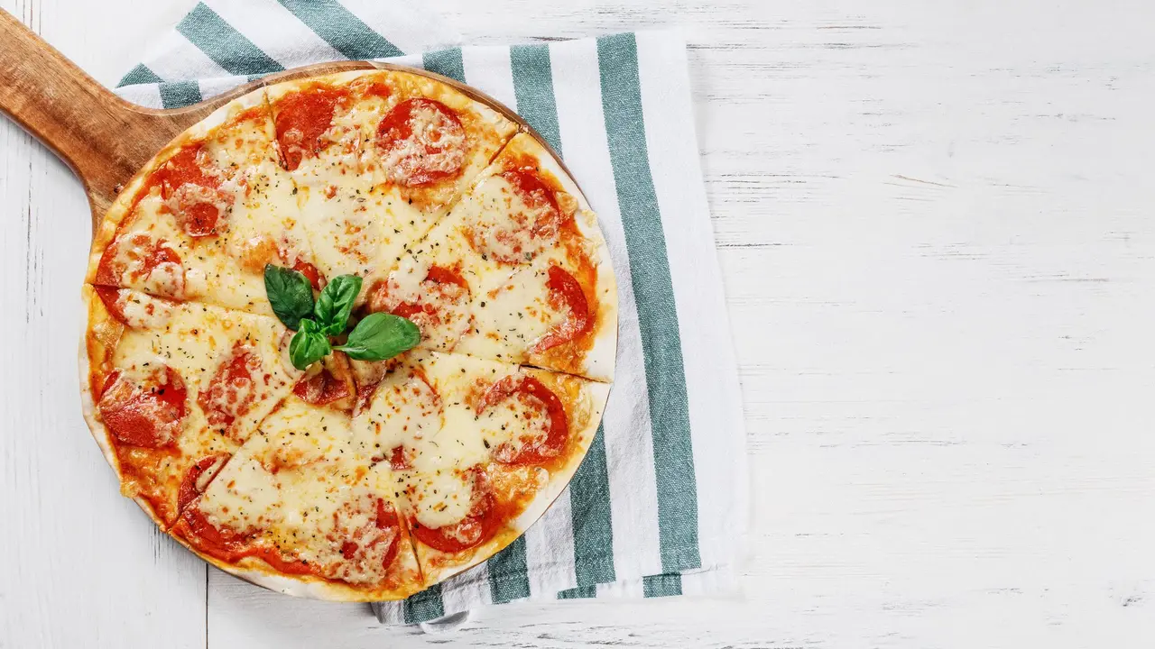 pizza homemade sosis