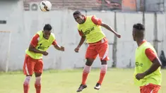 Gelandang Persija Jakarta, Pandi Lestaluhu, menyundul bola saat latihan di Lapangan Villa 2000 Pamulang, Tangerang Selatan, Jumat (8/4/2016). Latihan ini merupakan persiapan terakhir jelang Trofeo Persija. (Bola.com/Vitalis Yogi Trisna)