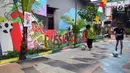 Anak-anak bermain bola di sebuah gang di Kinayungan, Tangsel, Kamis (28/6). Warga di perumahan tersebut menghias lingkungannya menjadi "Kampung Piala Dunia" guna menyemarakan perhelatan sepak bola Piala Dunia 2018 di Rusia. (Merdeka.com/ Arie Basuki)