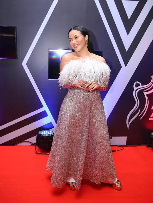 Penyanyi Yura Yunita saat menghadiri Anugerah Musik Indonesia (AMI) 2019 di MNC Studios, Kebon Jeruk, Jakarta Barat, Rabu (27/11/2019). (Adrian Putra/Fimela.com)