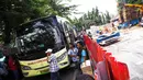 Akibat dari revitalisasi ini terminal bis Rawamangun menjadi sempit. Hanya beberapa bis saja yang bisa melintas, Jakarta, Rabu (20/8/2014) (Liputan6.com/Faizal Fanani)