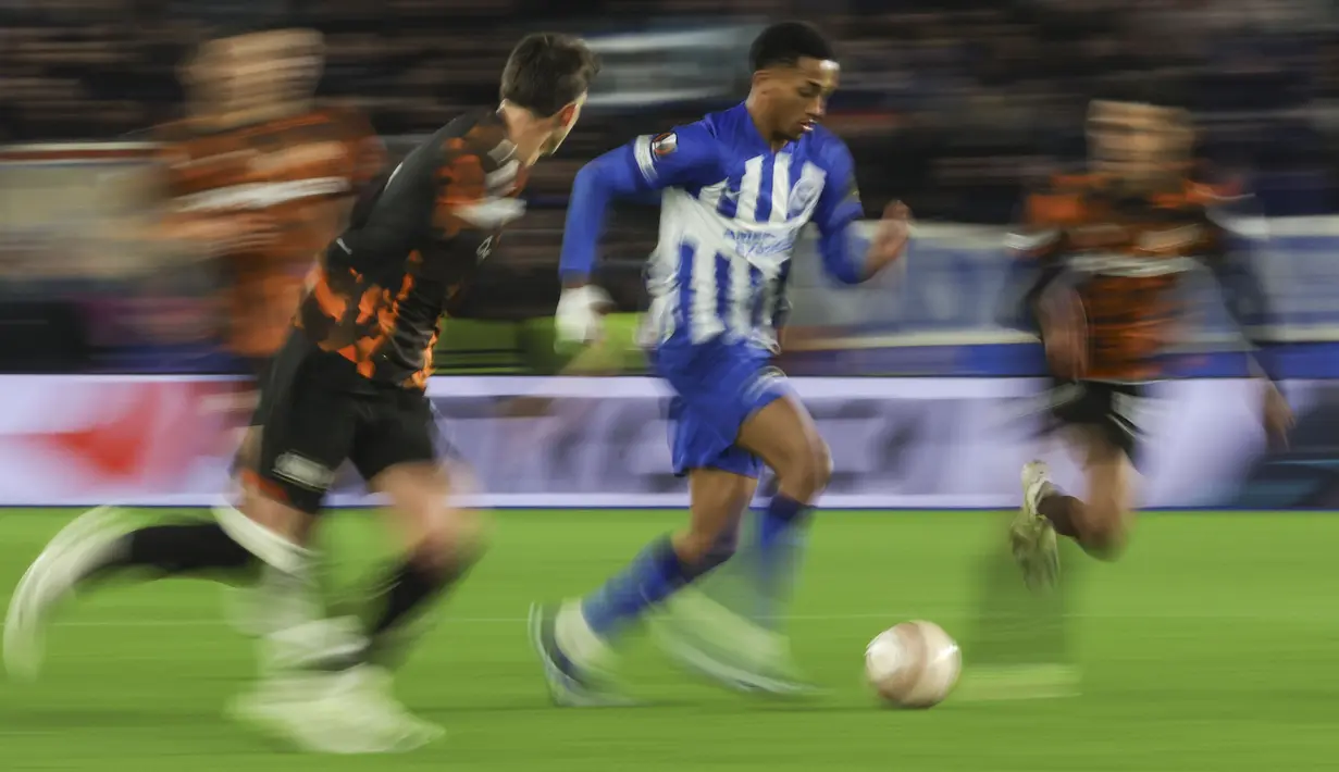 Pemain Brighton, Joao Pedro (tengah) menggiring bola untuk melewati sejumlah pemain Marseille pada laga terakhir Grup B Liga Europa 2023/2024 di American Express Community Stadium, Brighton, Inggris, Jumat (15/12/2023). (AP Photo/Ian Walton)
