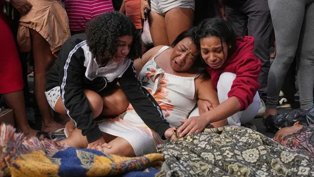 Kerabat pada Rabu (29/10/2025), meratapi jenazah korban yang tewas sehari sebelumnya dalam operasi polisi yang menargetkan geng Red Command di favela Complexo da Penha, Rio de Janeiro, Brasil.
