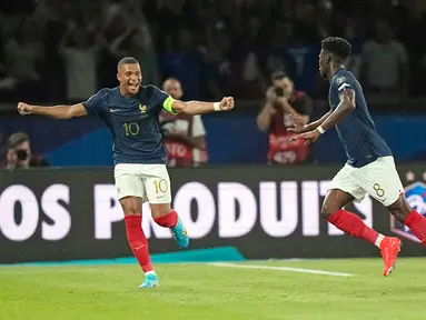 Pemain Prancis Aurélien Tchouaméni (kanan) dan Kylian Mbappé (10) melakukan selebrasi usai Tchouaméni mencetak gol ke gawang Irlandia pada pertandingan sepak bola Grup B Kualifikasi  Euro 2024 di Stadion Parc des Princes, Paris, Prancis, Kamis (7/9/2023). (AP Photo/Michel Euler)