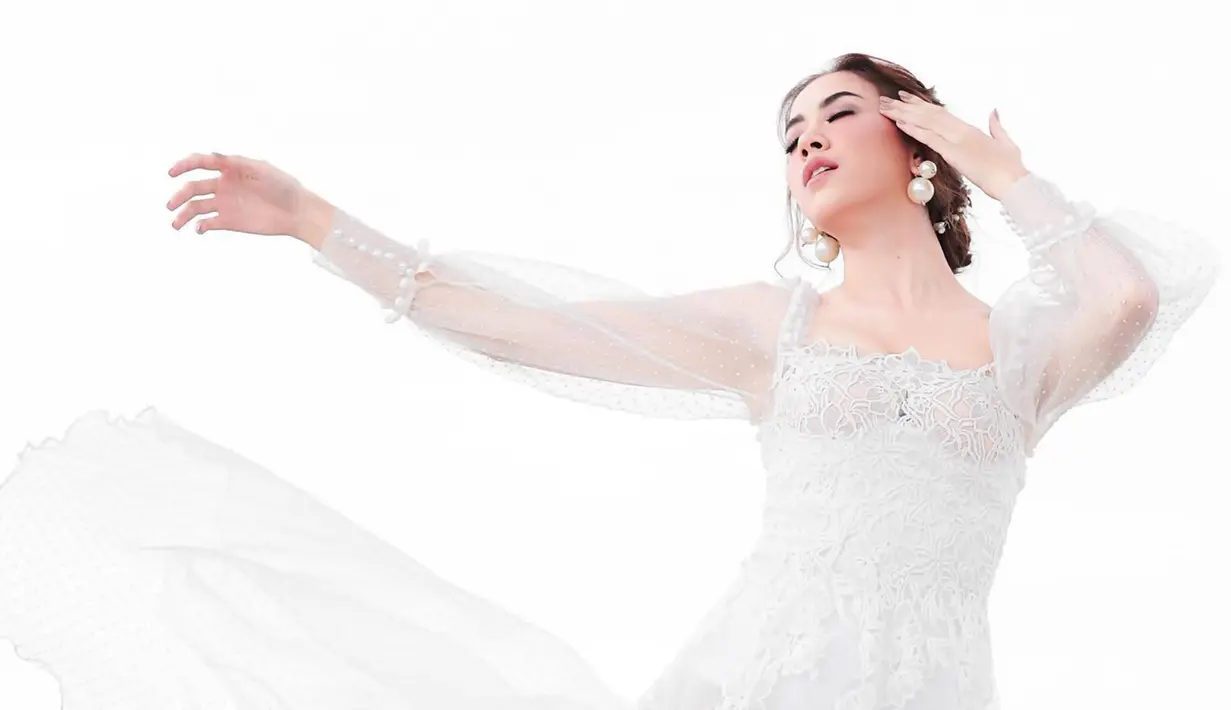 Sebagai model, wanita yang saat ini sudah berusia 26 tahun ini kerap menuai pujian. Apalagi dalam pemotretannya, ia mengenakan gaun serba putih yang membuat penampilannya makin stunning dan mencuri perhatian. (Liputan6.com/IG/@babyjvnc)