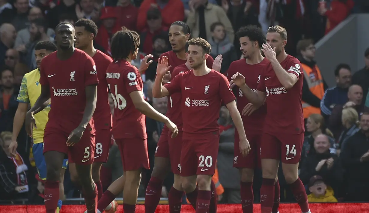 Penyerang Liverpool, Diogo Jota (tengah) berselebrasi dengan rekan setimnya setelah mencetak gol ke gawang Nottingham Forest pada pertandingan lanjutan Liga Inggris di Anfield, di Liverpool, Inggris, Sabtu 22 April 2023.(AP Photo/Rui Vieira)