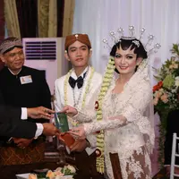 Gibran Rakabuming dan Selvi Ananda memamerkan buku nikahnya. (Galih W. Satria/Bintang.com)