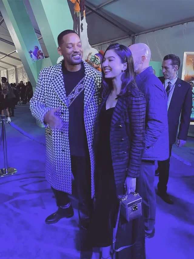 Raline Shah menjinjing Bleecker Box Louis Vuitton di El Capitan Theatre, California. (dok. Instagram @ralineshah/https://www.instagram.com/p/B5z3sxLADFF/Adhita Diansyavira)