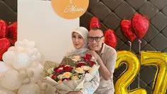 Pasangan ini dikenal sebagai salah satu pasangan selebriti yang jauh dari gosip miring dan selalu menampilkan citra rumah tangga yang harmonis. Ucapan selamat untuk keharmonisan rumah tangga Marini dan Denny ramai dibubuhkan. Selama 27 tahun pernikahan, Marini Zumarnis dan Denny Wardhana telah melewati berbagai suka dan duka bersama. Mereka telah menjadi contoh bagi banyak pasangan. (Liputan6.com/IG/@marinizumarnisreal)