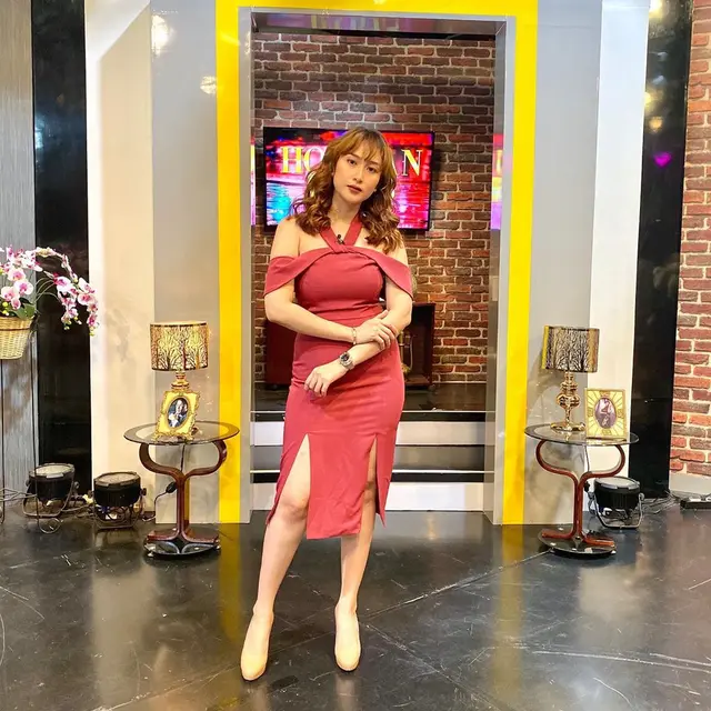 Potret Shella Pedangdut yang Jadi Asisten Pribadi Hotman Paris
