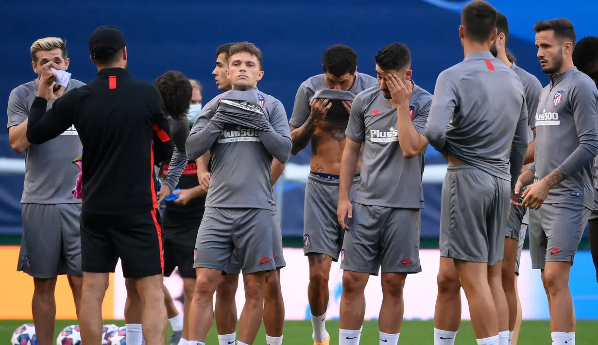Pelatih Atletico Madrid, Diego Simione, memberikan arahan kepada pemainnya saat latihan jelang perempat final Liga Champions 2019/2020 di Estadio Jose Alvalade, Portugal, Kamis (13/8/2020). Atletico Madrid akan menghadapi RB Liepzig di perempat final liga Champions. (AFP/Lluis Gene)