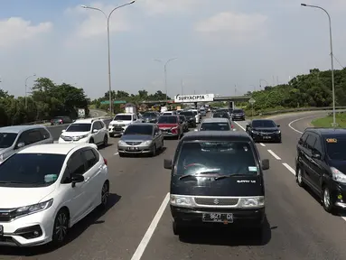 Kepadatan kendaraan di Tol Jakarta-Cikampek KM 57, Karawang, Jawa Barat, Kamis (24/12/2020). Puncak arus lalu lintas keluar Jabodetabek via jalan tol diprediksi terjadi hari ini, Kamis (24/12). (Liputan6.com/Herman Zakharia)