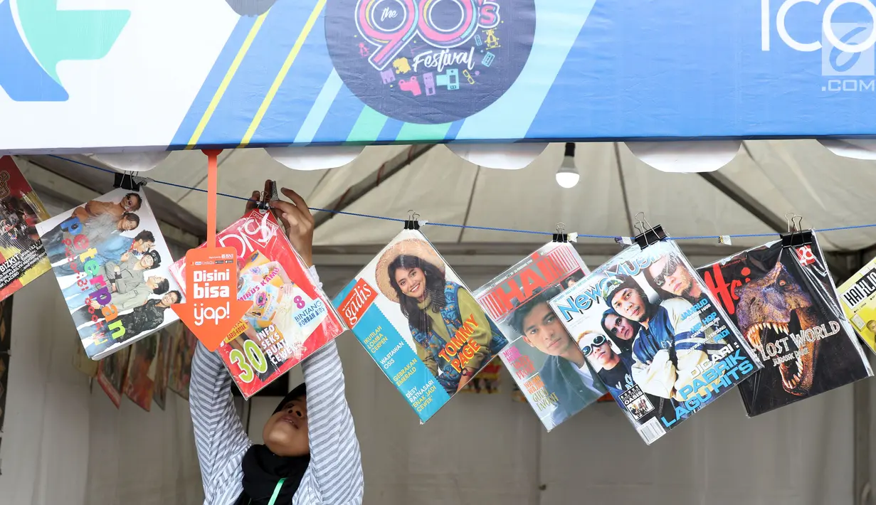 Penjualmemasang majalah-majalah yang pernah terbit di era 90 an saat gelaran The 90’s Festival di Gambir Expo Kemayoran, Jakarta, Sabtu (10/11). The 90’s Festival kali ini merupakan yang keempat. (Liputan6.com/Helmi Fithriansyah)