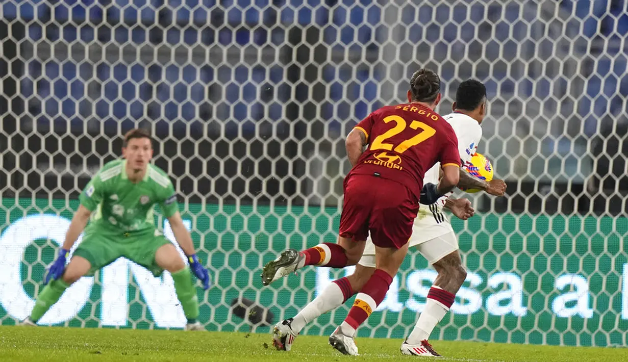 Pemain Cagliari Dalbert (kanan) mengontrol bola dengan lengannya saat melawan AS Roma pada pertandingan sepak bola Liga Italia di Stadion Olimpiade Roma, Italia, 16 Januari 2022. AS Roma berhasil mengalahkan Cagliari 1-0. (AP Photo/Andrew Medichini)