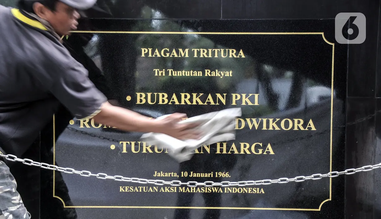 Pekerja membersihkan Monumen Tritura 66 atau juga dikenal dengan Tugu 66 yang akan segera diresmikan di Taman Menteng, Jakarta Pusat, Rabu (21/9/2022). Pemerintah Provinsi DKI Jakarta merelokasi monumen tersebut dari Jalan HR Rasuna Said karena terkena proyek LRT Jabodebek sekaligus memperingati 56 tahun Peristiwa Tritura. (merdeka.com/Iqbal S. Nugroho)