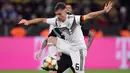 Bek timnas Jerman, Joshua Kimmich mengontrol bola selama laga persahabatan melawan timnas Argentina di Stadion Signal Iduna Park, Dortmund, Rabu (9/10/2019).  Sempat unggul dua gol, Timnas Jerman harus puas bermain 2-2 setelah Argentina mampu menyamakan kedudukan. (AP/Martin Meissner)