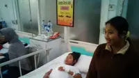 NA, siswi SMP yang lumpuh usai divaksin MR, ditemani ibunya saat menjalani perawatan di RSUP dr Kariyadi, Kota Semarang, Jateng. (Liputan6.com/Felek Wahyu)