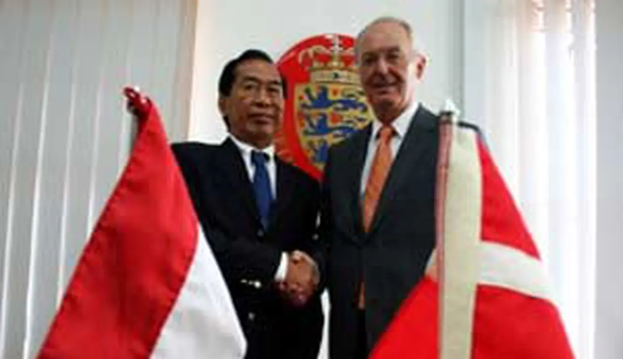 Chaidir Kesuma berjabat tangan dengan Dubes Denmark untuk Indonesia, Borge Petersen pada pelantikan Konsulat Kehormatan Denmark-Medan dan Sumatera, di Medan. (Antara)