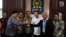 Ketua DPR Bambang Soesatyo (ketiga kanan) foto bersama dengan Dirjen Pajak Robert Pakpahan (keempat kanan) saat melaporkan SPT Tahunan Pribadi kepada Direktorat Jenderal Pajak, Jakarta, Kamis (8/3). (Liputan6.com/Johan Tallo)