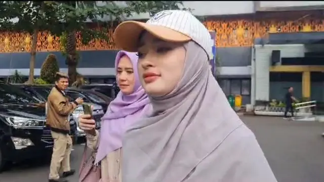 Inara Rusli di Polda Metro Jaya, Jakarta, Selasa (20/6/2023)