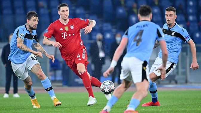 Bek Bayern Munchen, Niklas Suele bersaing dengan pemain Lazio Francesco Acerbi, Patric dan Sergej Milinkovic-Savic dalam pertandingan leg pertama babak 16 besar Liga Champions, di Stadion Olimpico, Roma, Rabu (24/2) dini hari WIB. Bayern meraih kemenangan 4-1 atas Lazio. (Alberto PIZZOLI / AFP)