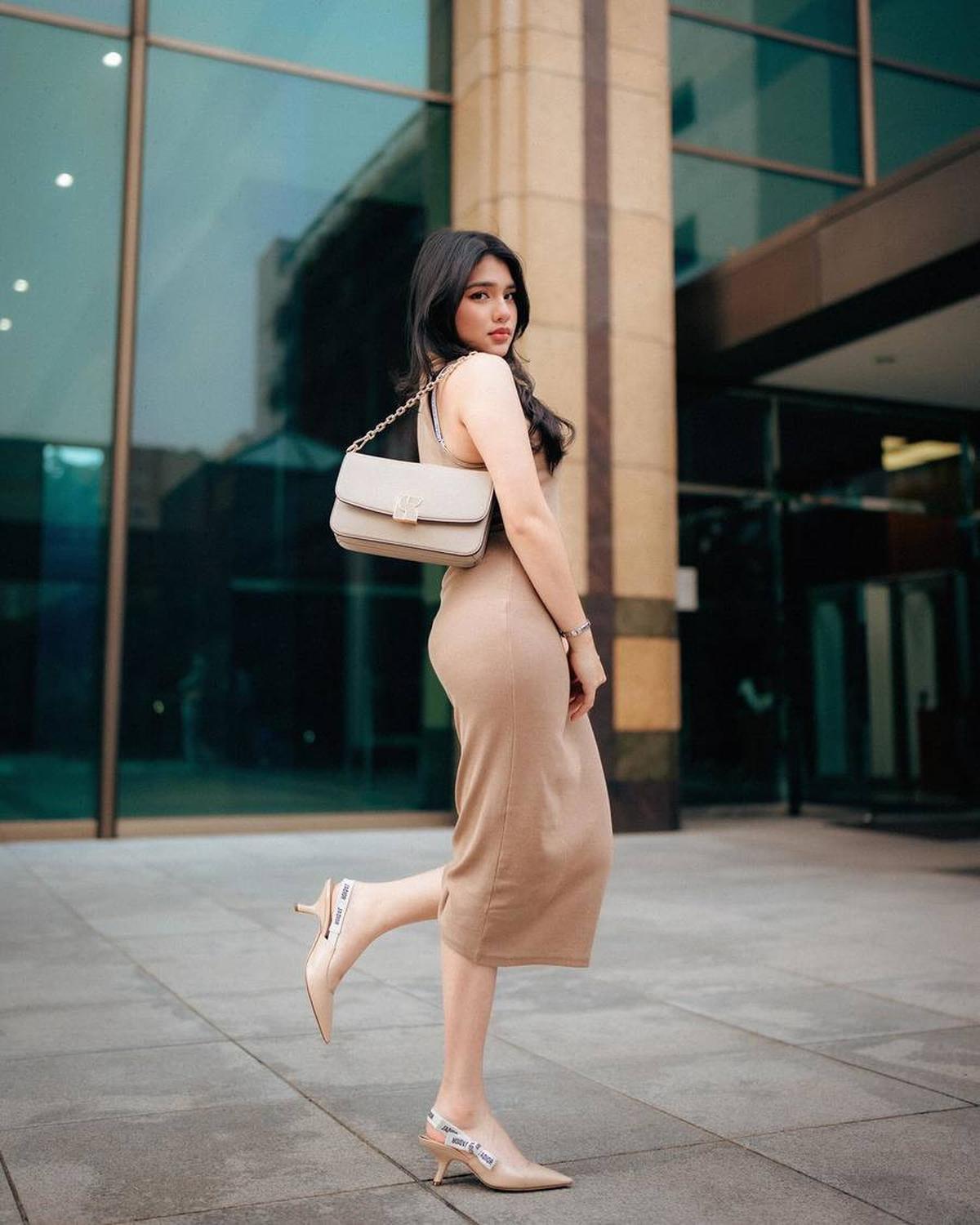 Bikin Takjub dan Berkali-Kali Dipuji Netizen, Ini 7 Potret Davina Karamoy dalam Penampilan Simple namun Tetap Berkelas - Photoshoot Terbaru Jadi Sorotan