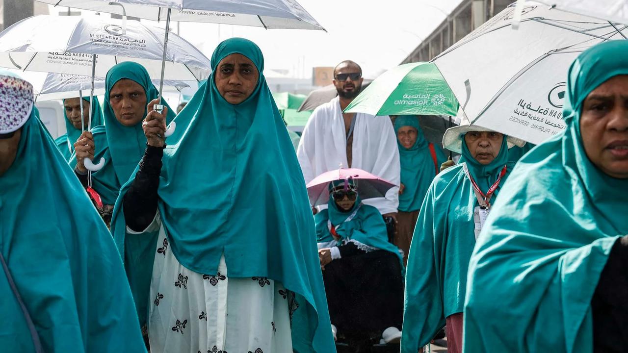 FOTO: Jemaah Haji Berpayung dan Disemprot Air Saat Cuaca Panas Ekstrem di Mina