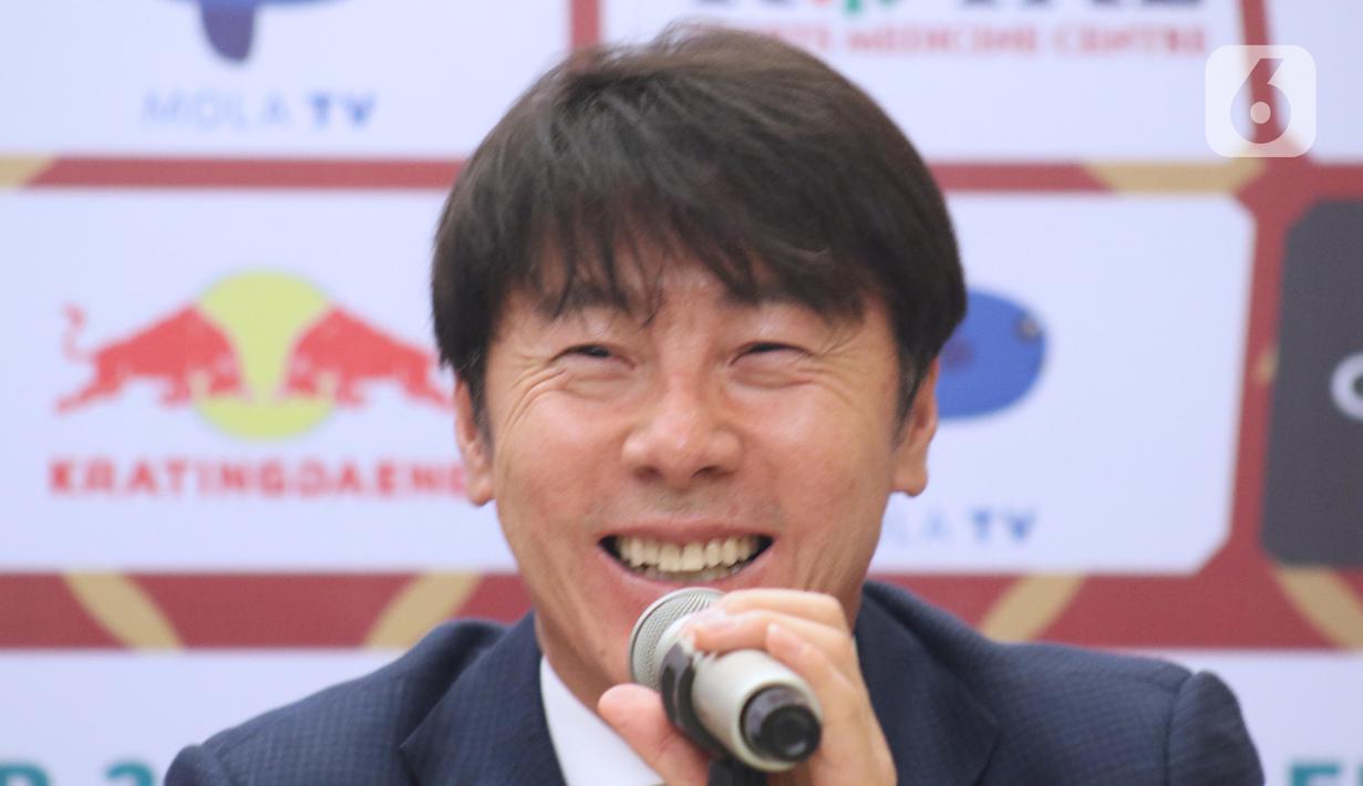 Shin Tae-Yong memberi keterangan resmi pertama saat perkenalan pelatih baru Timnas Indonesia di Ruang VVIP Stadion Pakansari, Kab Bogor, Jawa Barat, Sabtu (28/12/2019). Shin Tae-Yong resmi menandatangani kontrak sebagai pelatih Timnas Indonesia selama 4 tahun. (Liputan6.com/Helmi Fithriansyah)