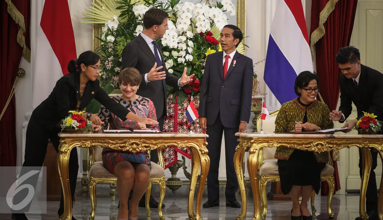 Suasana penandatanganan MoU yang disepakati kedua belah pihak, Indonesia dengan Belanda di Istana Merdeka, Jakarta, Rabu (23/11). Dalam pertemuan tersebut kedua kepala negara menyepakati sejumlah kerjasama. (Liputan6.com/Faizal Fanani)