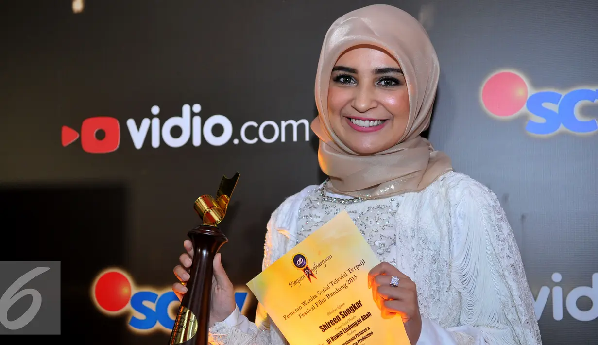 Shireen Sungkar mendapat penghargaan sebagai Peran Wanita Terpuji serial TV di Festival Film Bandung 2015, Bandung, Sabtu (13/9/2015). (Liputan6.com/Faisal R Syam)