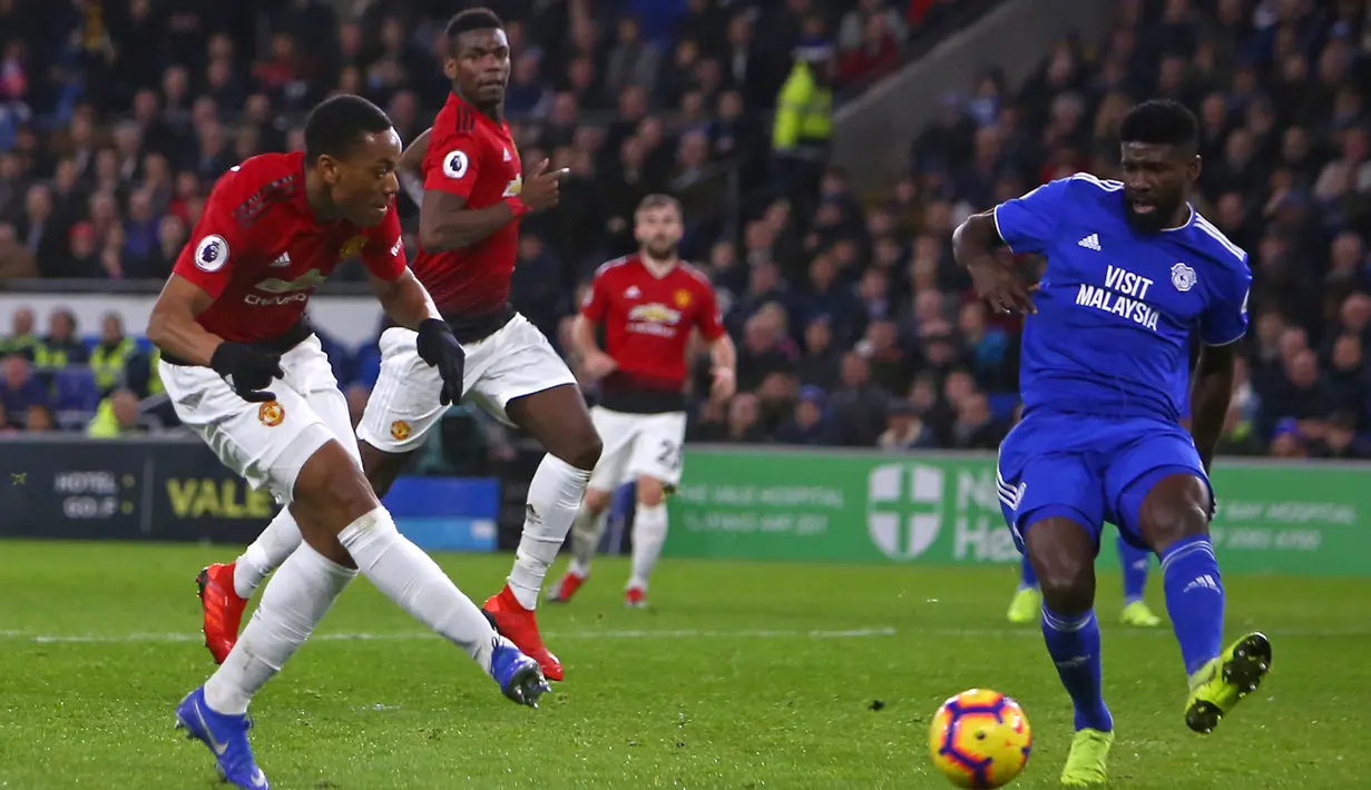 Striker Manchester United, Anthony Martial, melepaskan tendangan saat melawan Cardiff pada laga Premier League di Stadion Cardiff City, Wales, Sabtu (22/12). Cardiff kalah 1-5 dari MU. (AFP/Geoff Caddick)