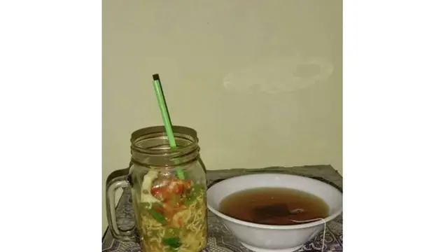 5 Aksi Nyeleneh Makan Pakai Gelas Ini Bikin Geleng Kepala