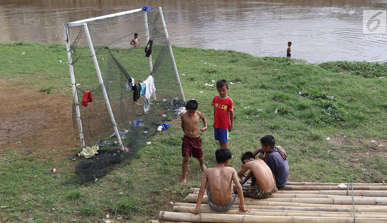 Gambar Anak Bermain Sepak Bola / Gambar Kartun Anak Olahraga | Top Gambar