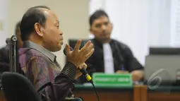 Sutan Bhatoegana memberikan keterangan di depan hakim saat sidang perdana di Pengadilan Tipikor, Jakarta, Senin (6/4/2015). Sutan, tersangka kasus dugaan penerimaan hadiah terkait penetapan APBN-P Kementerian ESDM di DPR RI. (Liputan6.com/Herman Zakharia)