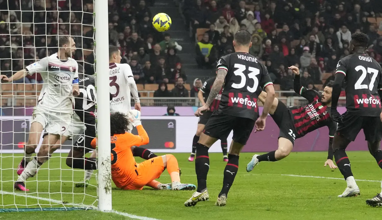 Gelandang AC Milan, Alessandro Florenzi (kedua kanan) melepaskan tendangan di depan gawang Salernitana pada laga pekan ke-26 Liga Italia 2022/2023 di San Siro Stadium, Milan, Selasa (14/3/2023) dini hari WIB. (AP Photo/Luca Bruno)