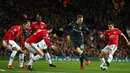 Gelandang MU, Ander Herrera (kanan) berusaha merebut bola dari pemain CSKA Moskow, Fedor Chalov saat bertanding pada pertandingan grup A Liga Champions di Old Trafford, Inggris (5/12). MU menang 2-1 atas CSKA Moscow. (AP Photo/Dave Thompson)